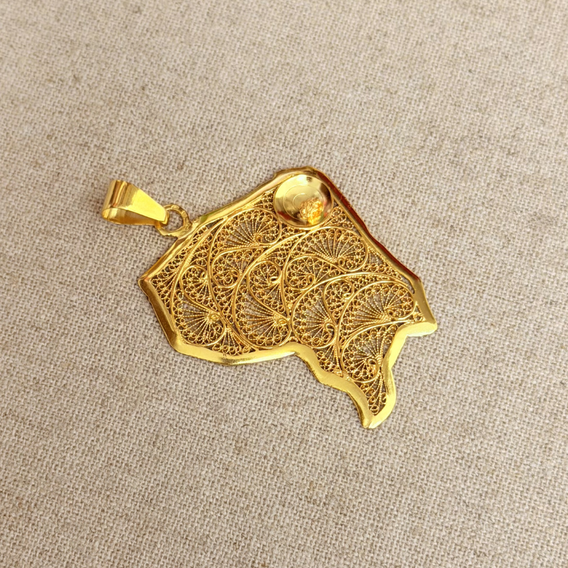 pendentif carte de Guyane avec batée