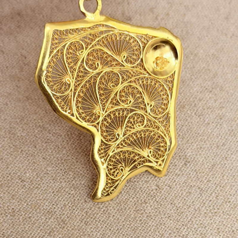 pendentif carte de Guyane avec batée