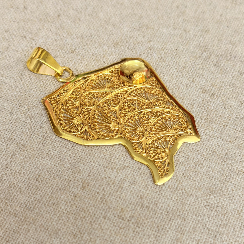 pendentif carte de Guyane avec batée